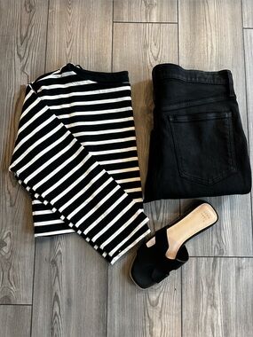 🌺 2/$25 J.Crew Black White Stripe Cropped Long Sleeve Top Size M